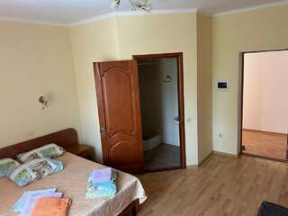 Гостевой дом Золотой Каштан Архипо-Осиповка Трехместный номер-8