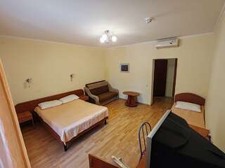 Гостевой дом Золотой Каштан Архипо-Осиповка Четырехместный номер-3