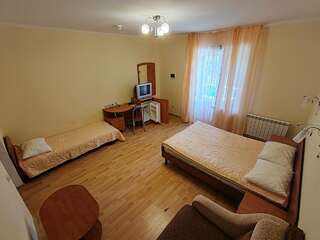 Гостевой дом Золотой Каштан Архипо-Осиповка Четырехместный номер-1